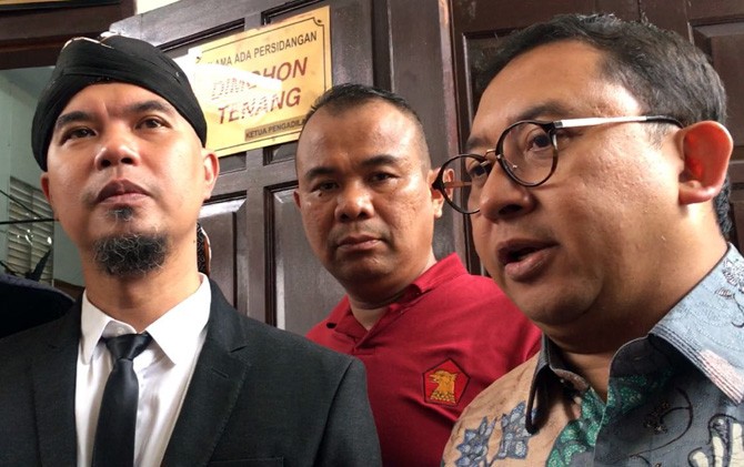 Terdakwa kasus ujaran kebencian, Ahmad Dhani didampingi Waketum Partai Gerindra Fadli Zon. - Image
