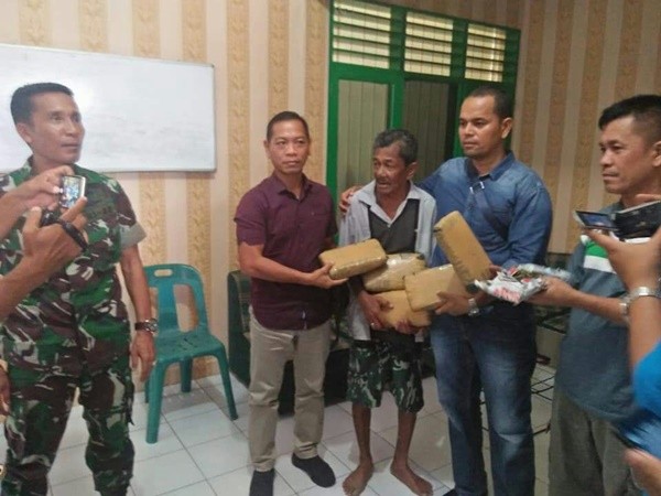MAZ, 61 saat diamankan petugas TNI karena ketahuan menjadi penjual ganja, Jumat (13/4). - Image
