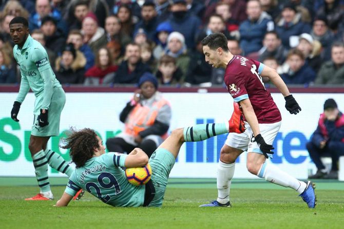 Matteo Guendouzi (terjatuh) tampil buruk saat melawan West Ham United - Image