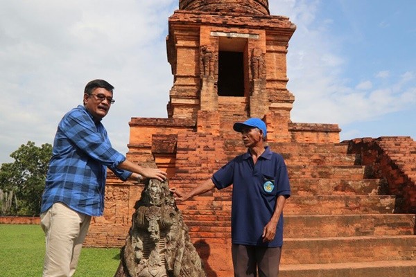 Djarot Saiful Hidayat saat berada di Candi Bahal, Desa Bahal, Lecamatan Portibi, Kabupaten Padang Lawas Utara, Kamis (8/3). - Image