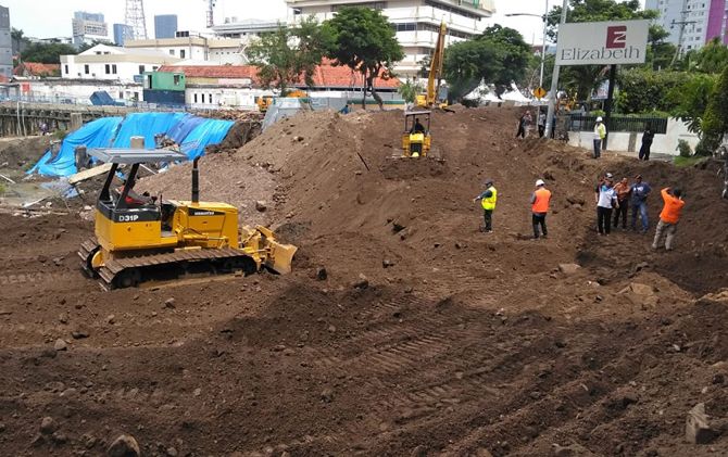 Buldoser tampak melintas di atas pasir yang sudah menutup sinkhole di Jalan Raya Gubeng, Surabaya, Minggu (23/12). - Image