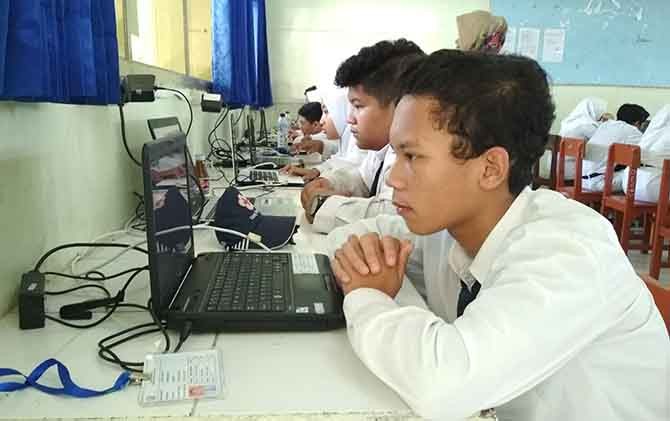 SERIUS: UNBK sesi kedua di SMPN 1 Kepanjen. Sesi pertama sedikit molor karena kendala sinkronisasi server. - Image