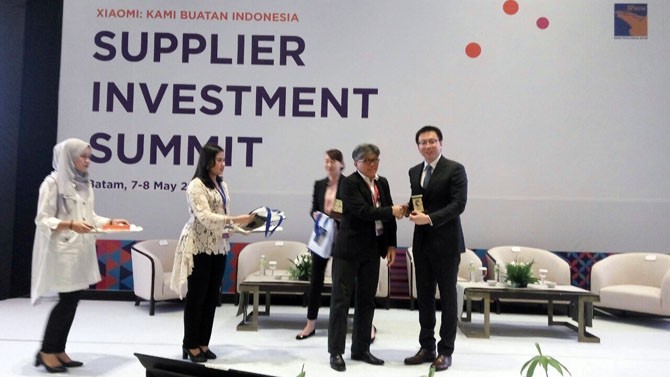 SIS: Head of Xiaomi South Pacific Region and Xiaomi Indonesia Country Manager, Steven Shi (kanan) ketika menerima cinderamata dari BP Batam, Senin (7/5). - Image