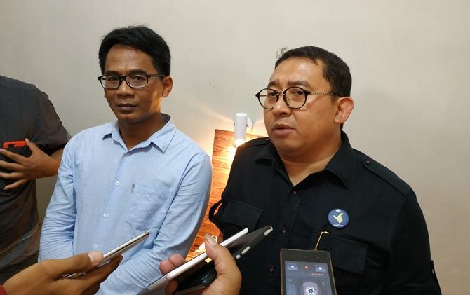 Wakil Ketua DPR RI, Fadli Zon saat mengunjungi skretariat Prabowo-Sandi di Colomadu, Karanganyar, Jateng, Sabtu (22/12). - Image