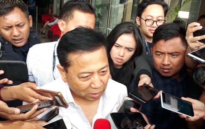 Setya Novanto usai menjalani pemeriksaan untuk tersangka Johannes B Kotjo di gedung KPK, Jalan Kuningan Persada, Jakarta Selatan, Senin (27/8) - Image