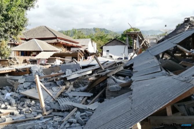Sejumlah rumah di kawasan Lombok Utara ambruk usai gempa, Minggu (5/8). - Image