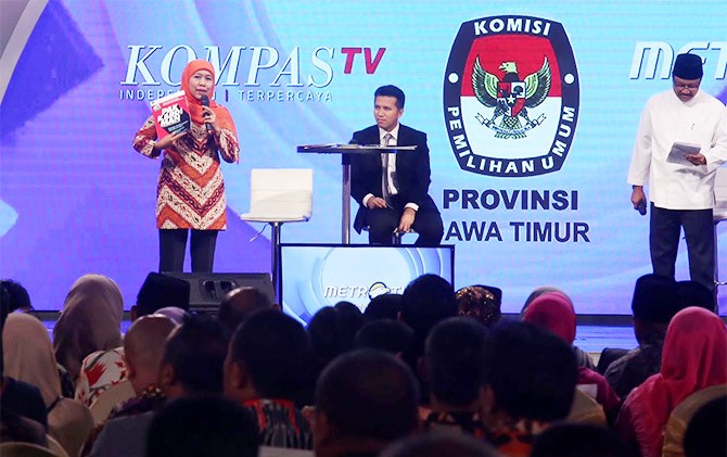 DEBAT PUBLIK: Debat publik kedua Pilgub Jatim antara Khofifah Indar Parawansa-Emil Elistianto Dardak dan Saifullah Yusuf-Puti Guntur Soekarno dilangsungkan di Dyandra Convention Center, Selasa (8/5) malam. - Image