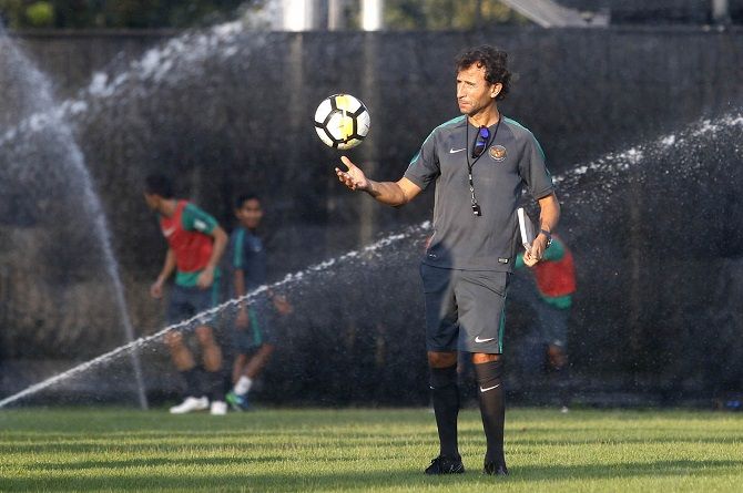 Luis Milla akhirnya tidak lagi melatih Timnas Indonesia. - Image
