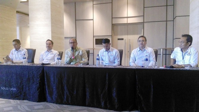 KADIN: Ketum Kadin Indonesia Rosan P. Roeslani (ketiga dari kiri) saat memberikan penjelasan mengenai tujuan Rapimwil Tengah di hotel Alila, Solo, Senin (30/4). - Image