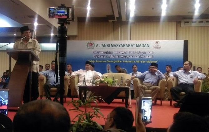 BERI SAMBUTAN: Capres nomor urut 02, Prabowo Subianto saat memberikan sambutan dalam acara deklarasi Aliansi Masyarakat Madani (AMM) di the Sunan Hotel, Solo, Kamis (22/11) - Image