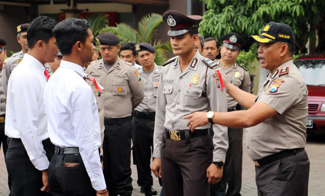 SIMULASI: Wakapolres Malang, Kompol Deky Hermansyah mengarahkan anggota saat gelar simulasi di Lapangan Satya Haprabu Mapolres Malang, Senin (25/6). - Image