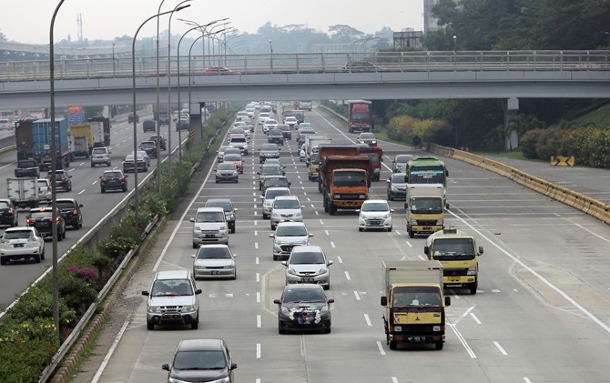 Sejumlah kendaraan melintas di ruas Tol Jagorawi, Cibubur, Jakarta Timur, Jumat (16/3). - Image