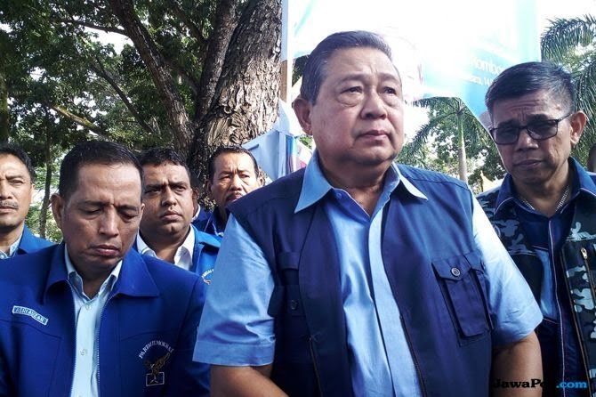 Ketua Umum Partai Demokrat, Susilo Bambang Yudhoyono ketika meninjau ke lokasi perusakan atribut partainya di Riau, Pekanbaru. - Image