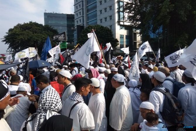 Massa aksi Reuni 212, Minggu (2/12). Via teleconference Rizieq Shihab menyerukan massa yang hadir untuk mengganti presiden di 2019. - Image