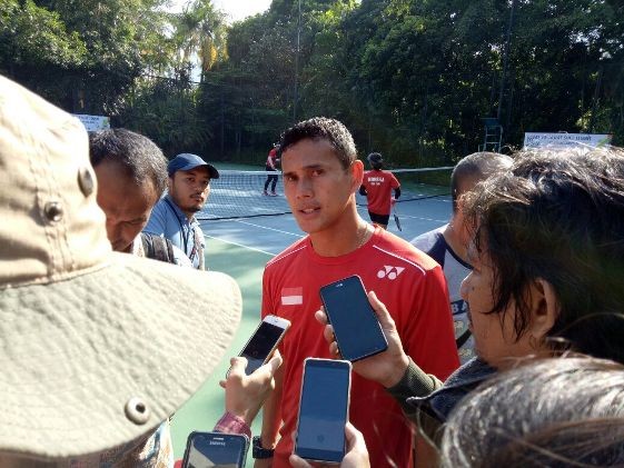 Ferly Montolalu, Pelatih Soft Tennis Putra saat sedang memaparkan kesiapan atlet jelang Asian Games 2018 di lapangan tenis Hotel Sultan, Senayan, Jakarta. - Image