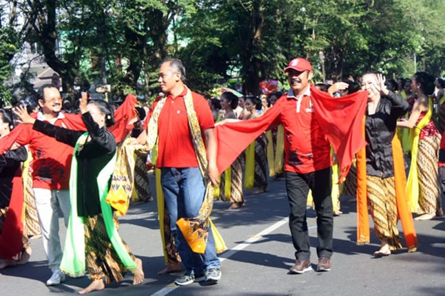 MENARI GAMBYONG: Wali Kota Solo, F.X. Hadi Rudyatmo dan Wakil Wali Kota Solo, Achmad Purnomo ikut menari Gambyong, Minggu (29/4). - Image