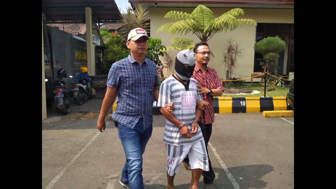 Heri tersangka pembuat miras ilegal. - Image