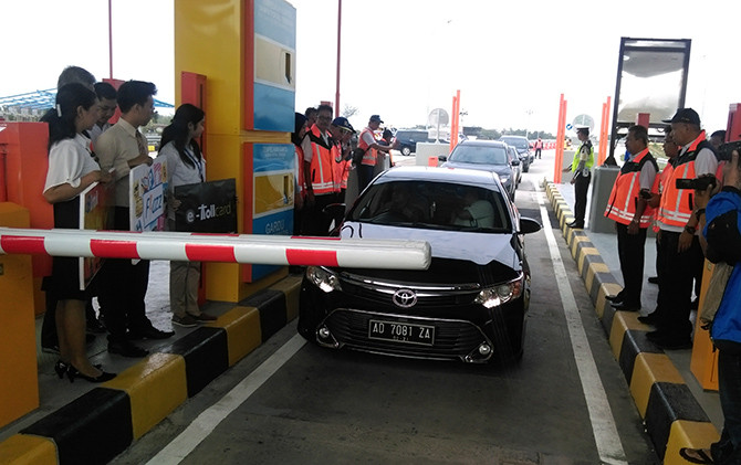 SOSIALISASI: Kepala Kantor Perwakilan Bank Indonesia ( BI) Solo Bandoe Widiarto saat melakukan sosialisasi penggunaan uang elektronik di gerbang Tol Ngemplak, Boyolali, Selasa (26/6). - Image