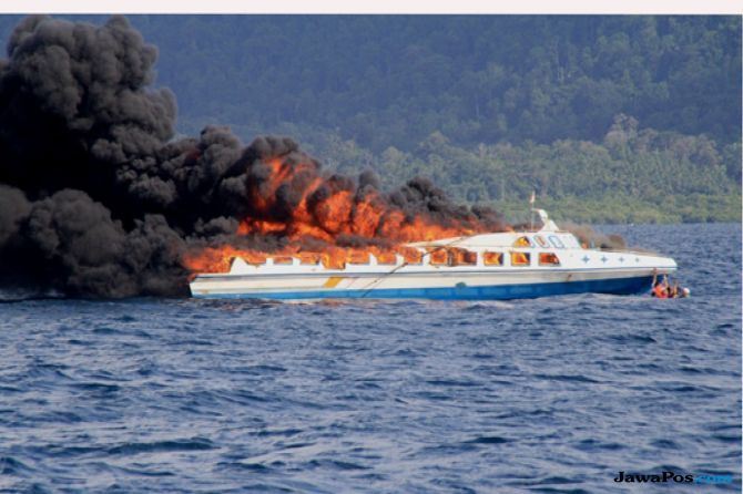 ILUSTRASI: Speedboat Mulya Jaya Indah II mengalami kebakaran saat hendak berlayar dari Sungai Guntung menuju Simpang Kateman, Minggu (14/10). - Image