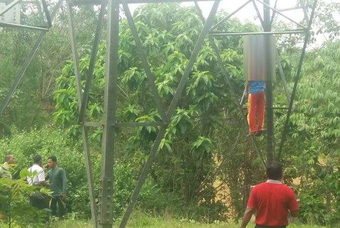 Ade Irama, seorang pemuda si Kabupaten Sijunjung nekad menghabisinya nyawanya dengan cara gantung diri di tiang Tower Sutet PLN di kawasan Nagari Pematang Panjang, Kecamatan Sijunjung, Sumbar, Rabu (25/7) - Image