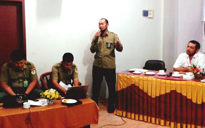 Kabid Wilayah II BBKSDA Riau Heru Sutmantoro (berdiri) - Image