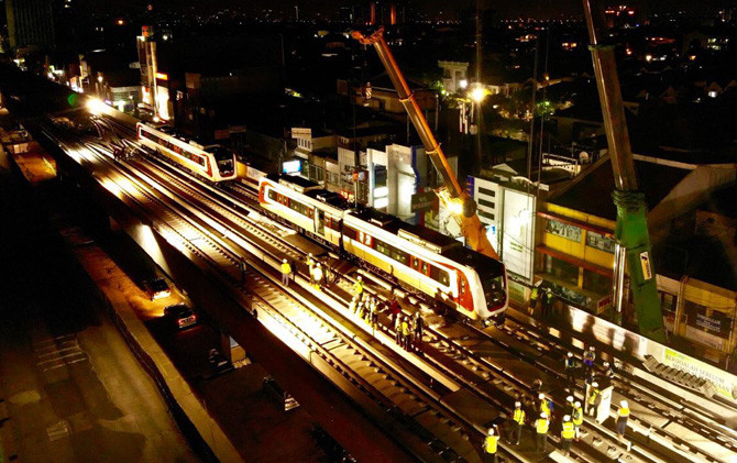 Proses peletakan LRT Jakarta di rel Stasiun Mal Kelapa Gading - Image