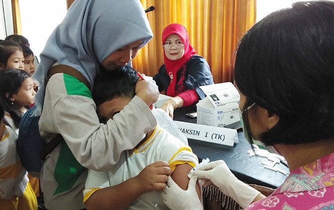 Anak-anak dari TK Bhayangkari Kota Malang saat melakukan imunisasi difteri di aula Rupatama Polresta Malang, Sabtu (10/2). - Image