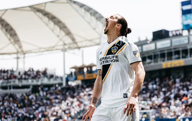 Zlatan Ibrahimovic pertahankan tradisi untuk selalu mencetak gol di laga debut bersama klub baru. - Image