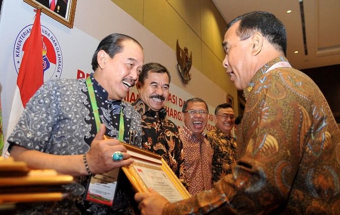 Ketua KONI Jatim Erlangga Satriagung (kiri) ketika mendapatkan penghargaan dari Ketua Umum KONI Pusat Tono Suratman. - Image