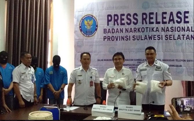 BARANG HARAM: BNNP Sulsel dalam rilis pengungkapan 5 kilogram narkoba asal Sidrap di kantor BNNP Sulsel, Jalan Manunggal, Makassar, Kamis (2/8). - Image