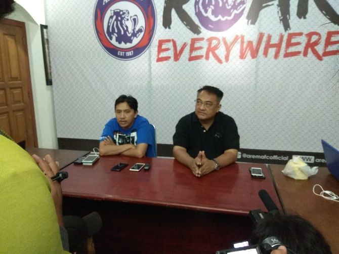 Manajemen Arema FC konferensi pers terkait penundaan pertandingan usai menerima keputusan PSSI. - Image