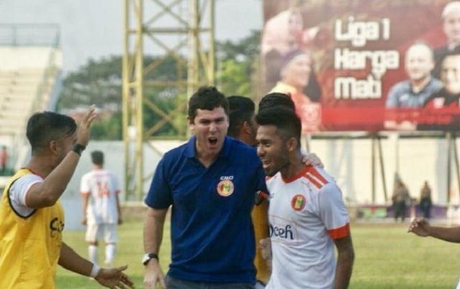 Simon Elissetche menilai aksi pengeroyokan dilakukan oleh kriminal, bukan suporter sepak bola. - Image