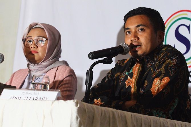 Peneliti Lingkaran Survei Indonesia (LSI) Adji Alfaraby, didampingi moderator Fitri Hari saat menggelar rilis hasil temuan dan survei bertajuk - Image