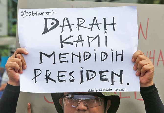 Aksi damai jurnalis yang menuntut Presiden Jokowi membatalkan remisi kepada I Nyoman Susrama, pembunuh Prabangsa, wartawan Jawa Pos Radar Bali. - Image