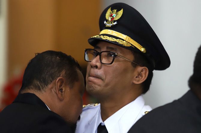 Syahri Mulyo meneteskan air mata usai dilantik sebagai bupati Tulungagung. Setelah dilantik dia langsung dinonaktifkan karena jadi tersangka kasus korupsi. - Image