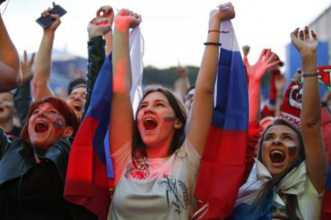 Fans Rusia bangga dengan pencapaian Timnas kesayangan mereka - Image