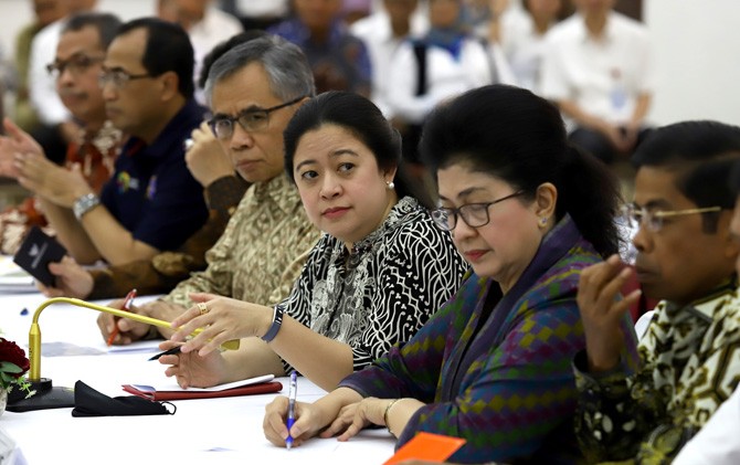 Menko Pembangunan Manusia dan Kebudayaan, Puan Maharani bersama jajaran menteri di kantor Menko PMK Jakarta, Senin (7/5) - Image