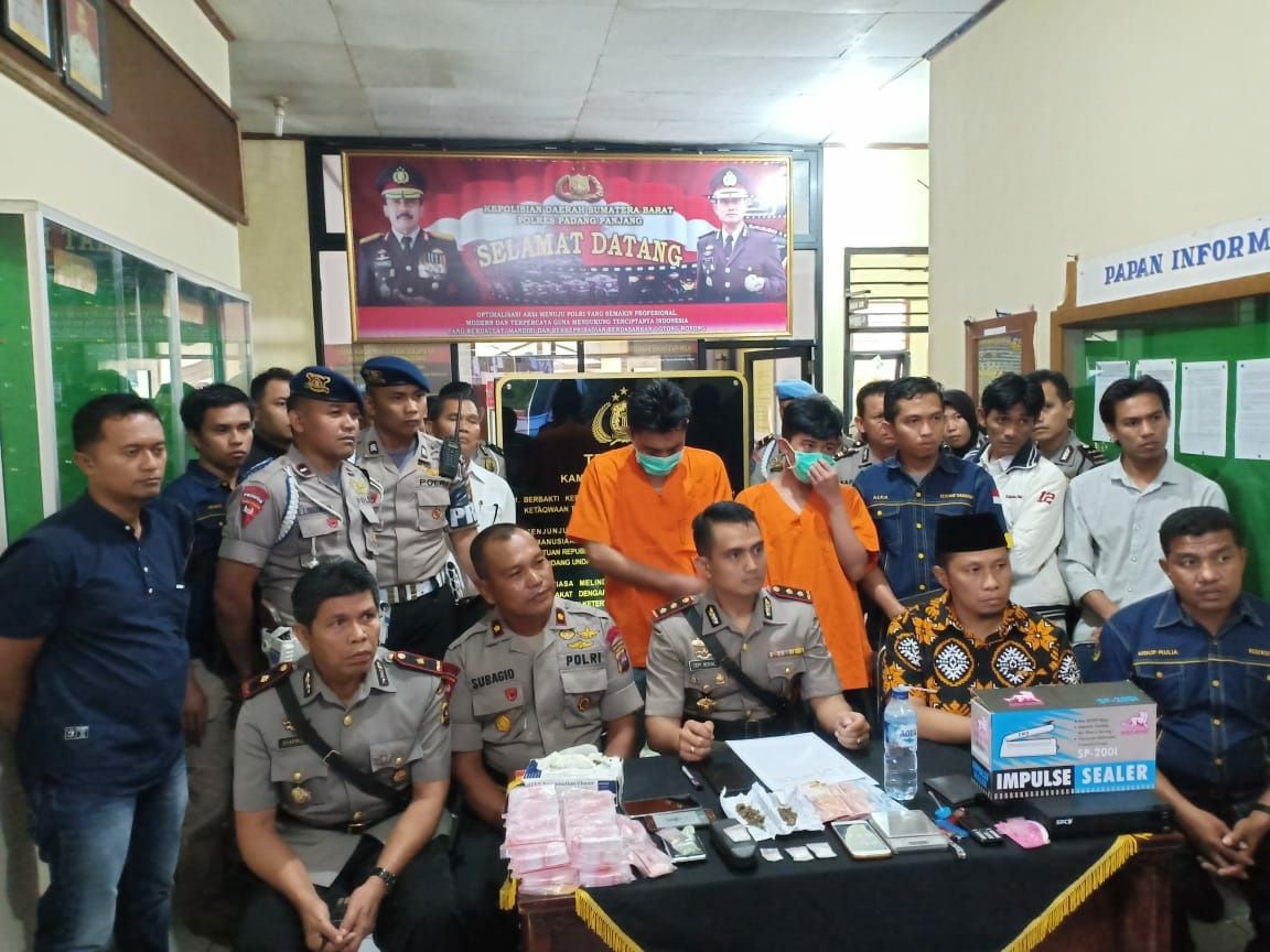 Kapolres Padang Panjang, AKBP Cepi Noval saat mengintrogasi terduga bandar sabu di Mapolres Padang Panjang, Selasa (10/7) - Image
