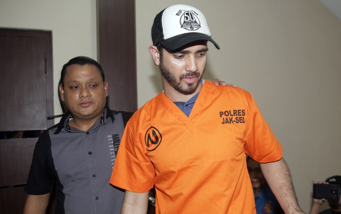 Fachri Albar usai ditangkap di kediamannya, Rabu (14/2). - Image