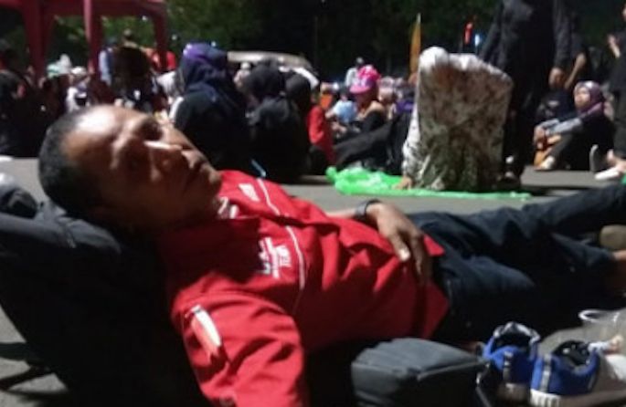 Salah satu peserta aksi Honorer K2 yang tidur tanpa alas di depan istana negara. - Image