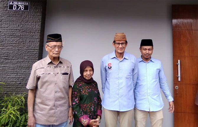 SAFARI POLITIK: Sandiaga Uno saat berkunjung ke kediaman Buya Syafii Maarif, di Kabupaten Sleman, Minggu (2/12). - Image