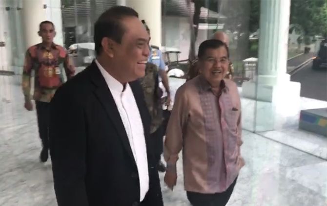 Wapres Jusuf Kalla bersama Wakapolri Komjen Sjafruddin saat berjalan menuju mobil RI 2, Rabu (4/7) - Image