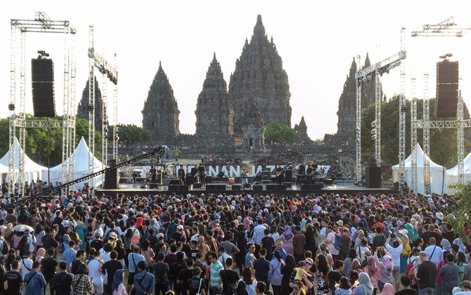 Latar belakang Candi Prambanan dijadikan venue konser musik. - Image
