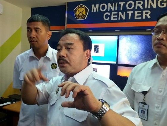 Pejabat Fungsional Perekayasa Utama PATGTL, Badan Geologi Rustam menjelaskan adanya lubang misterius akibat pergerakan tanah yang terjadi di Sukabumi, di ruang PATGTL Bandung, Senin (10/9). - Image