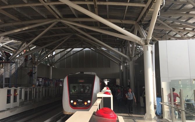 Uji coba operasi kereta LRT Jakarta dari Stasiun Velodrome-Stasiun Boulevard Utara, Rabu (15/8). - Image