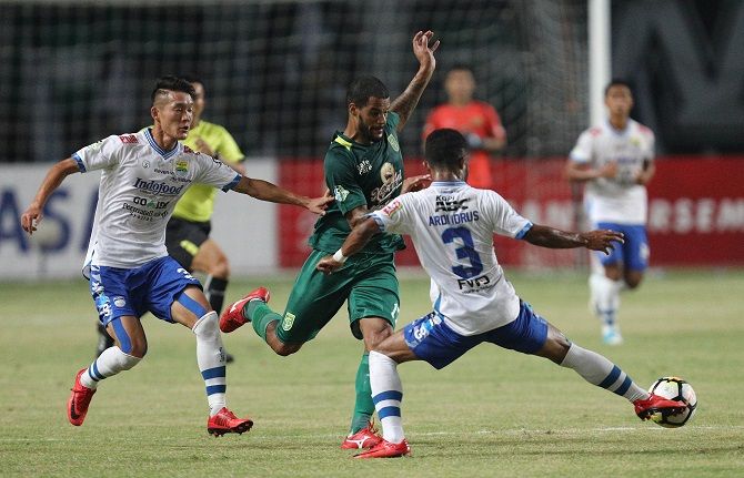 Kondisi David da Silva masih diragukan untuk tampil membela Persebaya akhir pekan ini. - Image