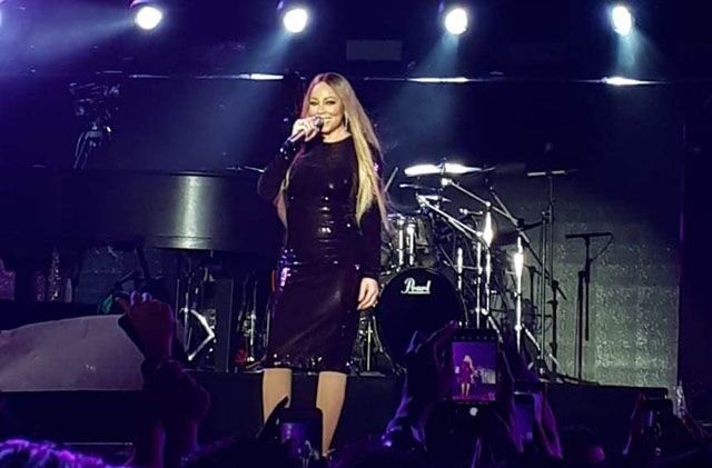 Mariah Carey tampak tampil sopan saat konser di kompleks Candi Borobudur. Dia menghormati Borobudur adalah cagar budaya. - Image