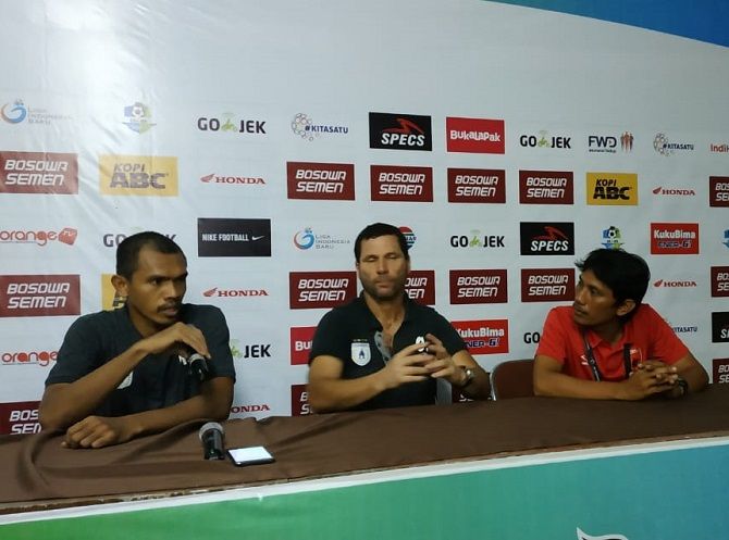 Ricardo Salampessy dan Oswaldo Lessa doakan PSM bisa menjadi juara Liga 1 2018. - Image