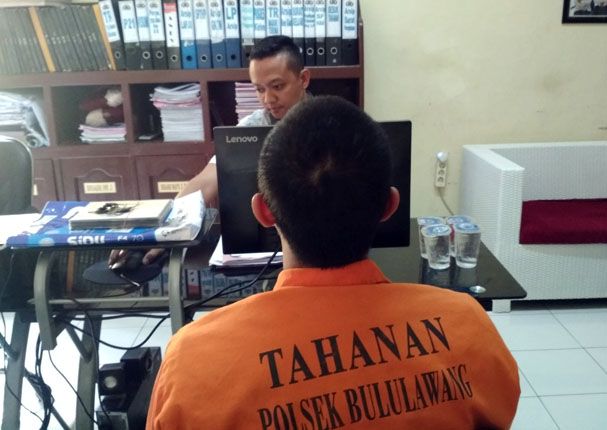 NEKAT: Rizal yang nekat mencuri karena kepepet, saat diperiksa di Polsek Bululawang. - Image