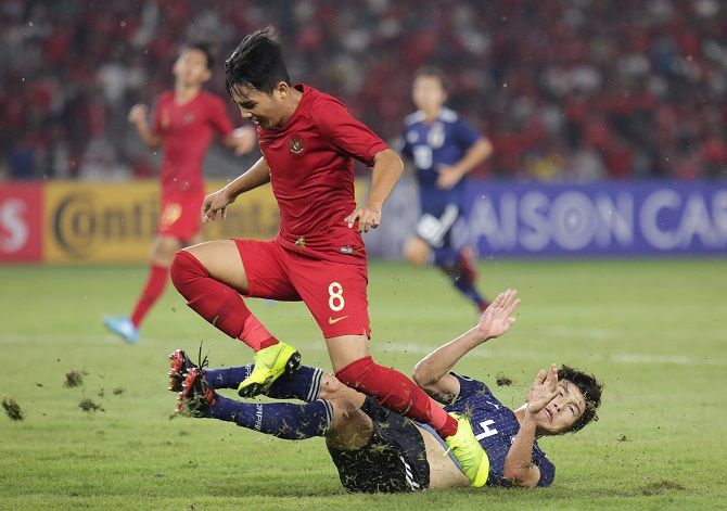 Pergerakan Witan Sulaiman coba dihentikan pemain Jepang U-19. - Image